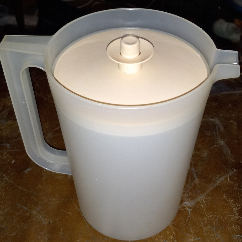 Vintage Tupperware 2 quart pitcher